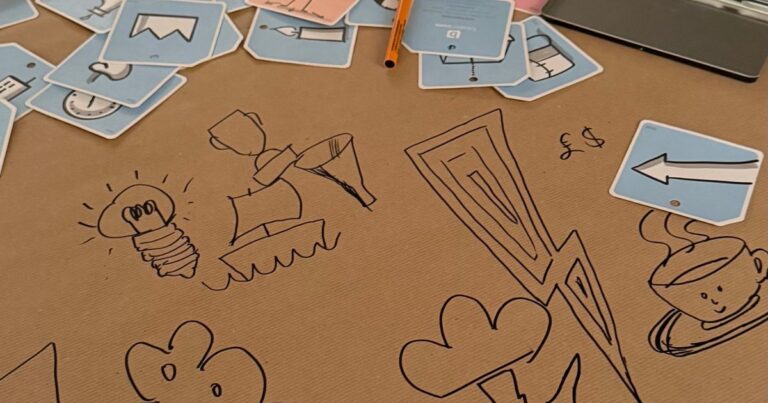 Visualisieren lernen: Zeichnungen von Seminarteilnehmenden mit Bildvokabeln auf Packpapier